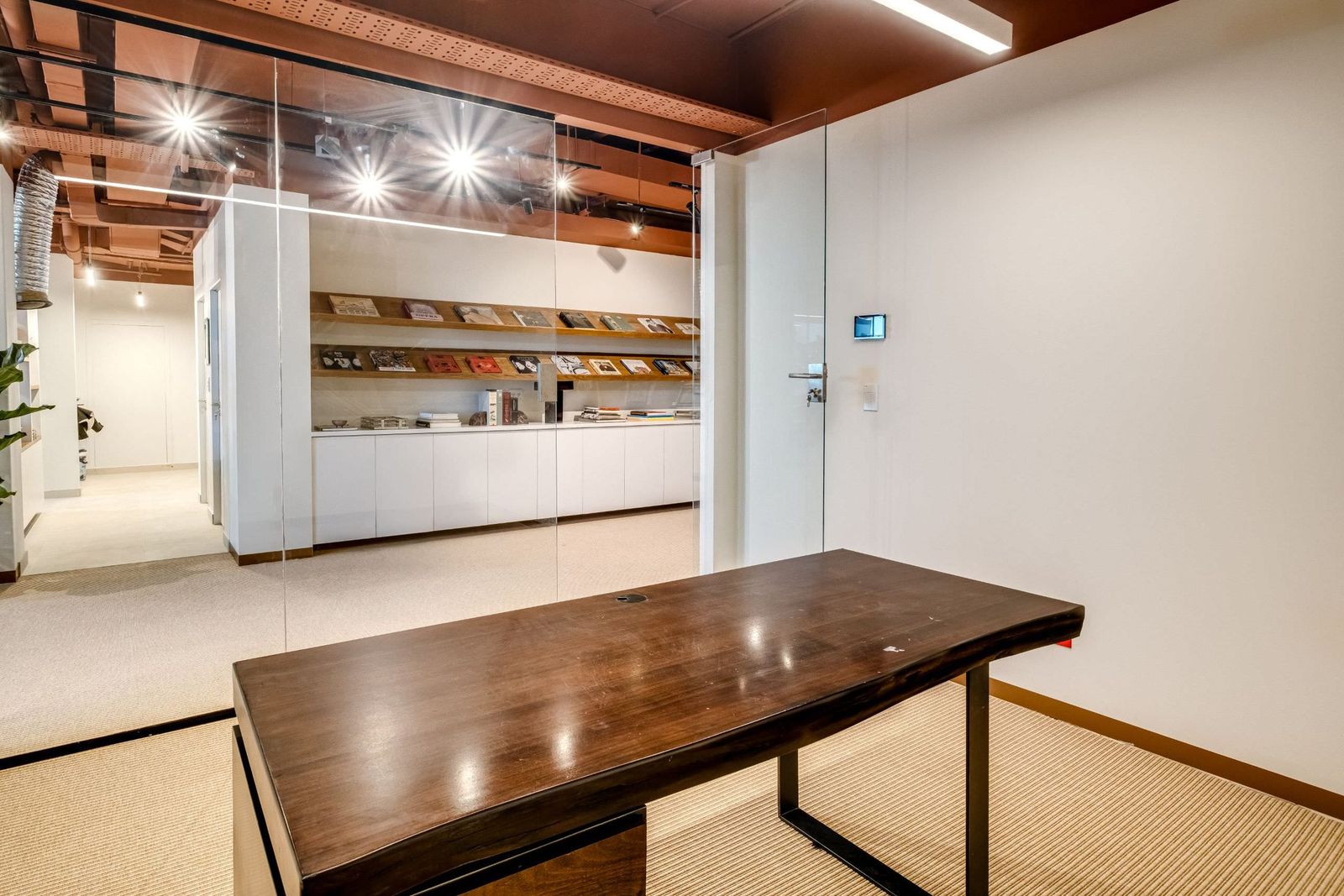 Office 2, the desk, as delivered
