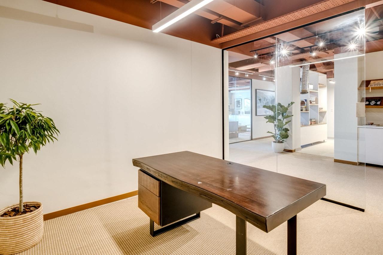 Office 2, the room, to the glass