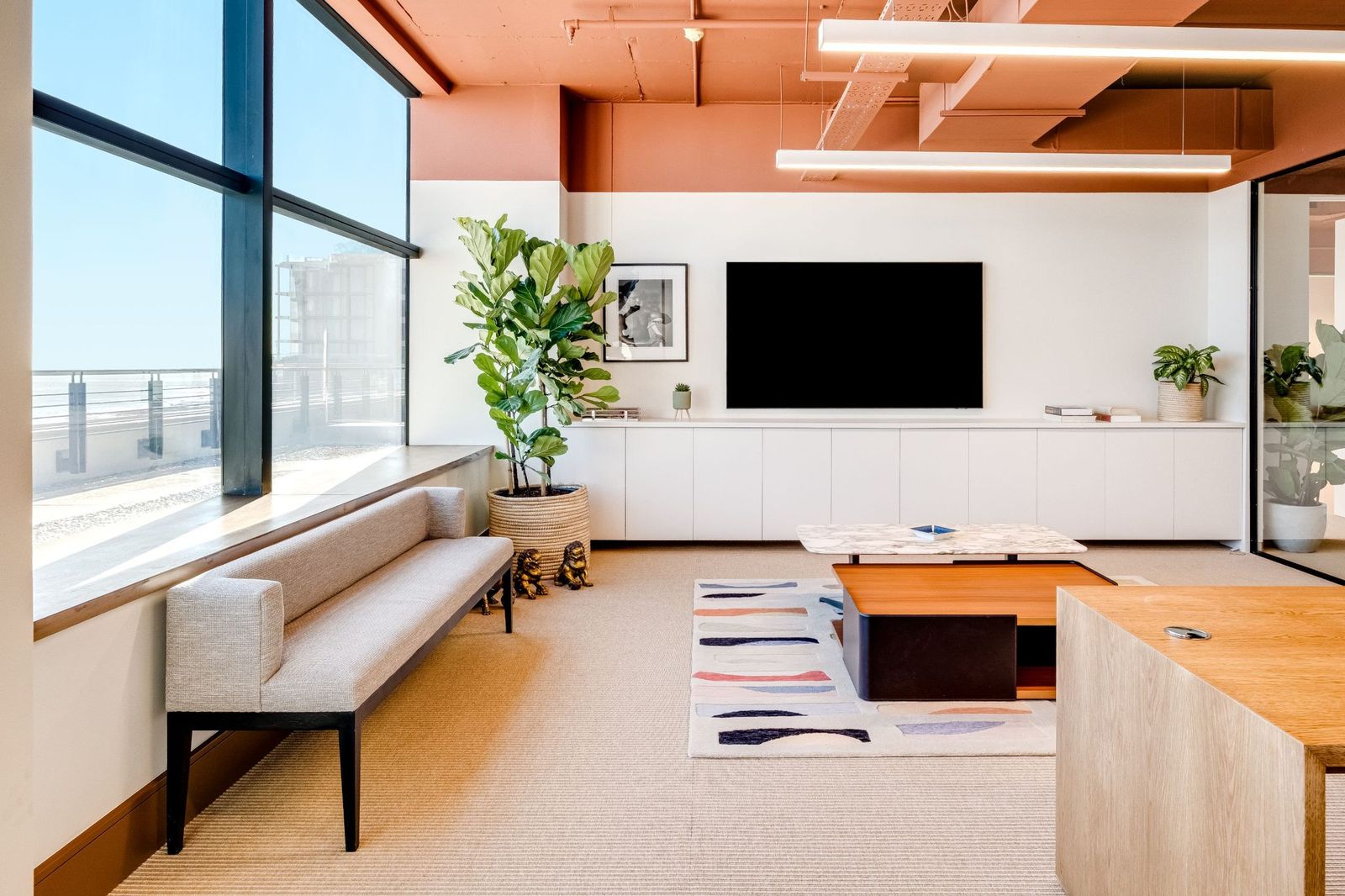 Office 5, the lounge, at rest