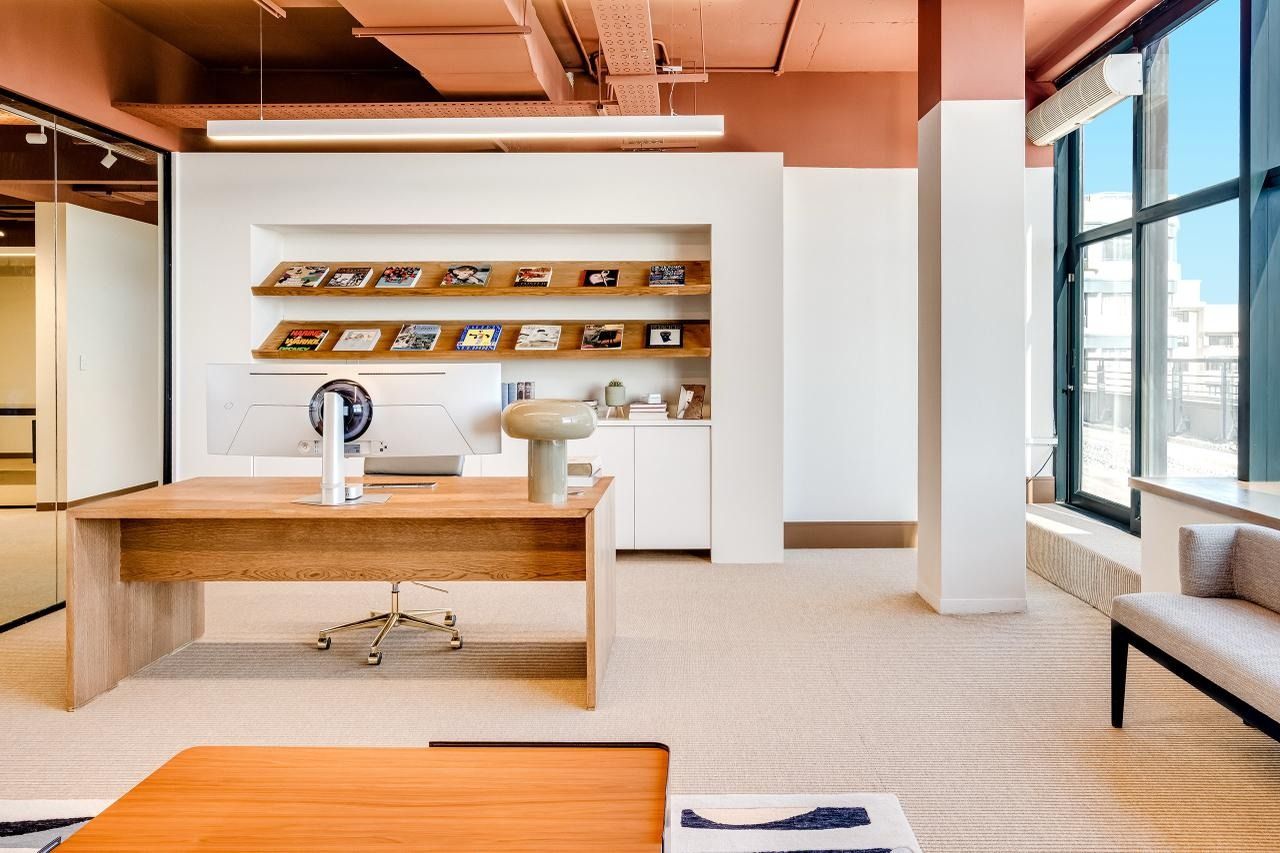 Office 5, the desk, from the door